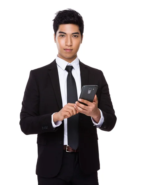 Бизнесмен, использующий мобильный телефон — стоковое фото