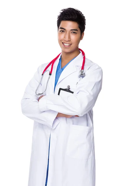 Médico masculino con brazos cruzados — Foto de Stock