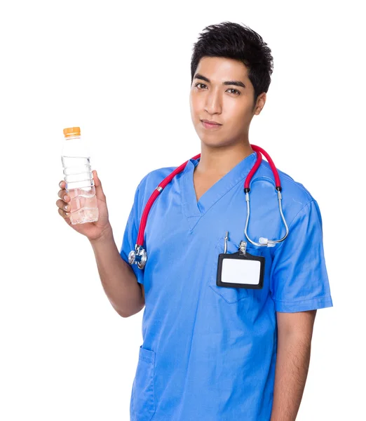 Doctor con botella de agua — Foto de Stock