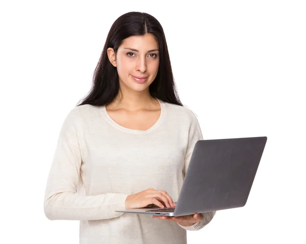 Woman using notebook — Stock Photo, Image