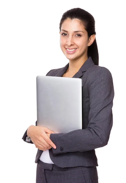 Affärskvinna med bärbar dator — Stockfoto