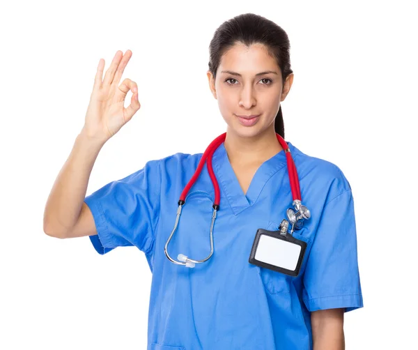 Vrouwelijke arts met ok teken — Stockfoto