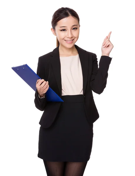 Businesswoman with clipboard and finger point up — Stock Photo, Image