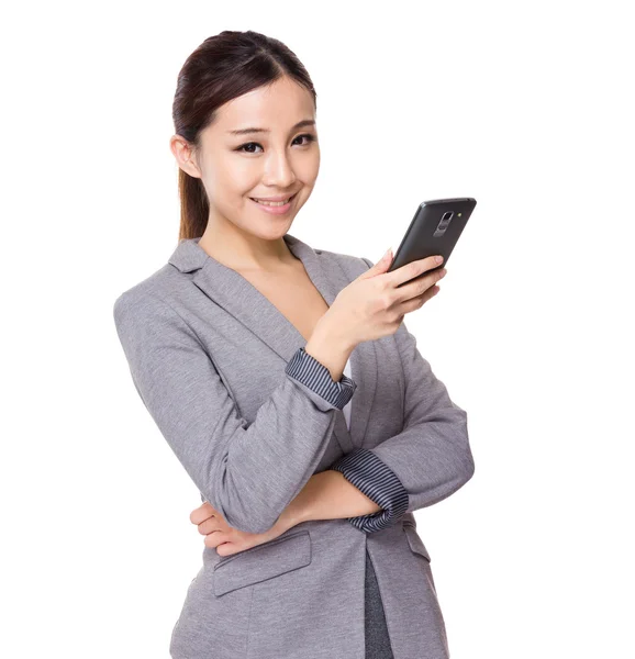 Mujer de negocios utilizando el teléfono celular — Foto de Stock