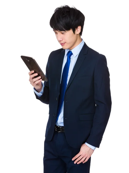 Geschäftsmann schaut aufs Handy — Stockfoto