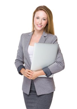 Dizüstü bilgisayarı olan iş kadını