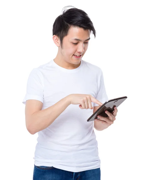 Hombre joven usando tableta — Foto de Stock