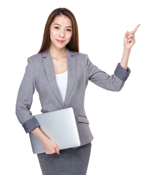 Бізнес-леді з ноутбуком і пальцем вказують вгору — стокове фото
