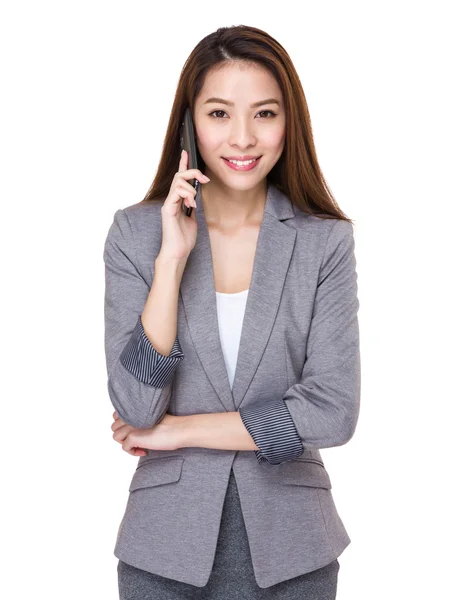 Geschäftsfrau telefoniert mit Handy — Stockfoto
