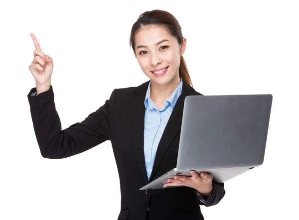 Donna d'affari con laptop e dito puntare verso l'alto — Foto Stock