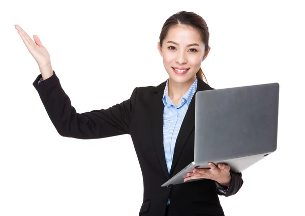 Businesswoman with laptop and hand presentation — Stock Photo, Image