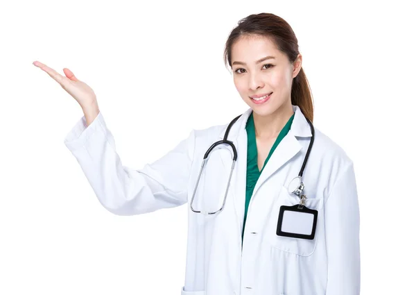 Kobieta lekarz z ręki prezentacji — Zdjęcie stockowe