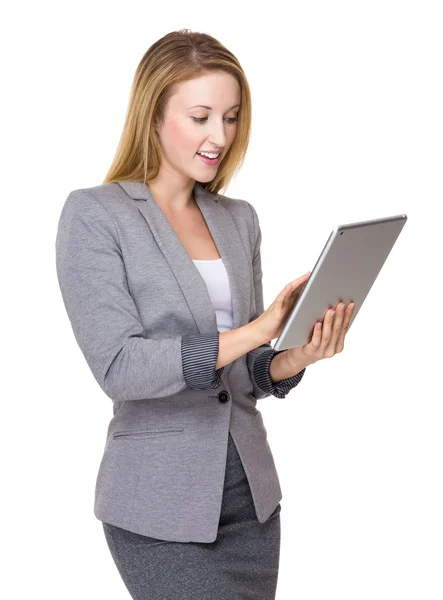 Dijital tablet kullanan iş kadını — Stok fotoğraf