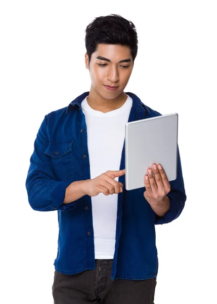 Homem usando tablet digital — Fotografia de Stock