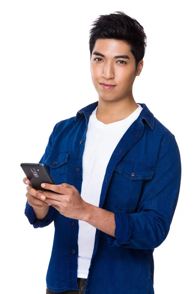 Hombre usando teléfono móvil — Foto de Stock