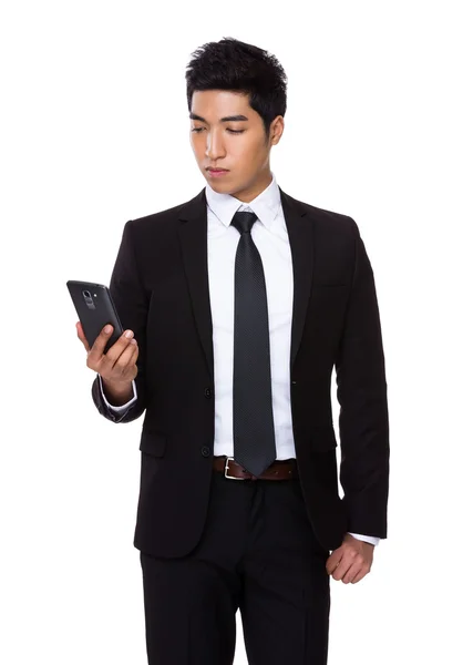Hombre de negocios mirando el teléfono celular — Foto de Stock