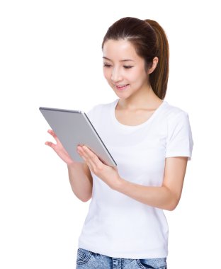 dijital tablet kullanan kadın