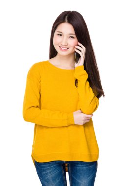 Cep telefonuyla konuşan kadın.