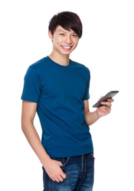 Cep telefonu kullanan adam