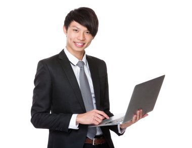 Dizüstü bilgisayar kullanarak iş adamı