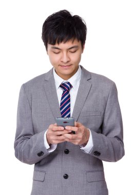 Cep telefonu kullanan bir iş adamı.