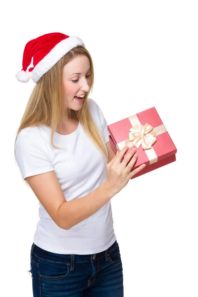 Femme de Noël avec boîte cadeau ouverte — Photo