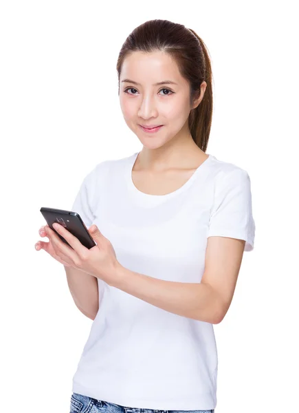 Young woman using cellphone — Stock Photo, Image