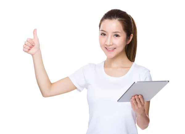 Vrouw met Tablet PC- en duim omhoog — Stockfoto