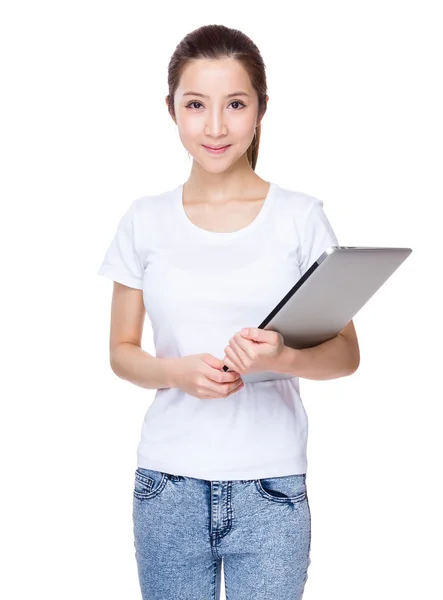 Frau mit Laptop — Stockfoto