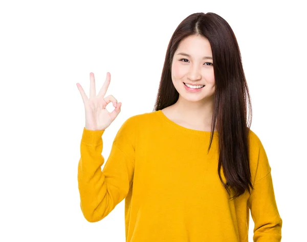 Woman with ok sign — Stock Photo, Image