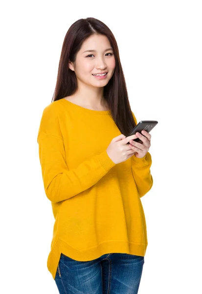 Mujer usando teléfono móvil —  Fotos de Stock