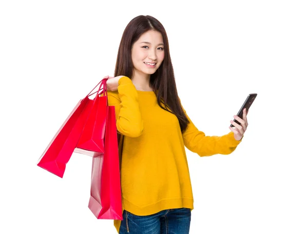 Femme avec sacs à provisions et téléphone portable — Photo