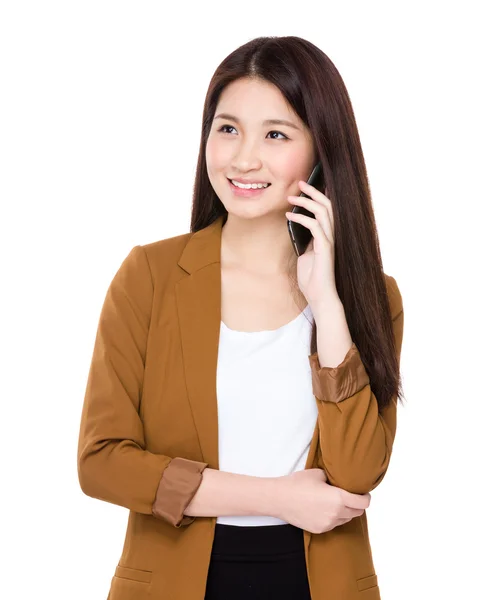 Vrouw in gesprek op mobiele telefoon — Stockfoto