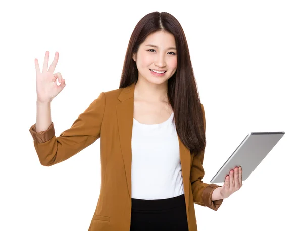 Woman with tablet and ok sign — Stock Photo, Image