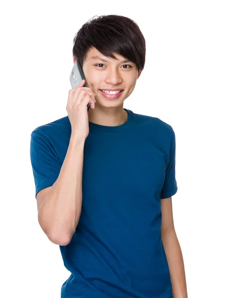 Человек разговаривает по мобильному телефону — стоковое фото
