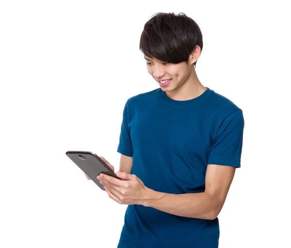 Hombre mirando la tableta — Foto de Stock