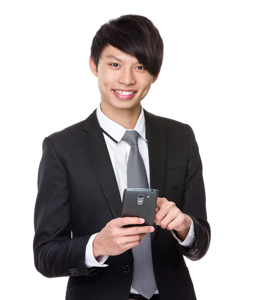 Бизнесмен с помощью мобильного телефона — стоковое фото