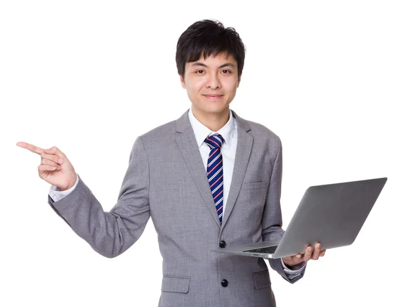 Homme d'affaires avec ordinateur portable avec pointe des doigts vers le haut — Photo