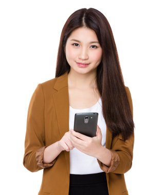 Cep telefonu kullanan kadın