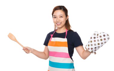 Ev hanımı ahşap kepçe ve fırın eldiveniyle tutun