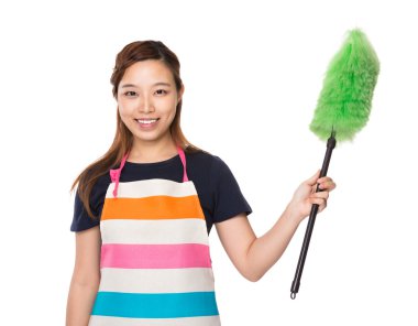 Ev hanımı fırça fırça ile tutun