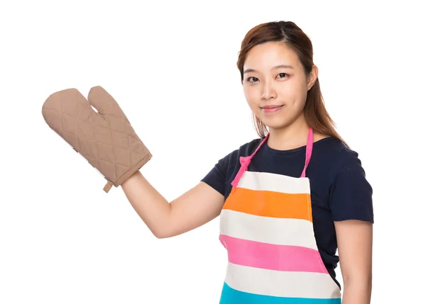 Hospodyňka používejte ochranné rukavice a prezentovat s copyspace — Stock fotografie