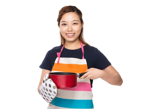 Huisvrouw houden steelpan met oven handschoenen — Stockfoto