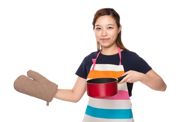 Huisvrouw met oven handschoenen dragen en houd met pan — Stockfoto