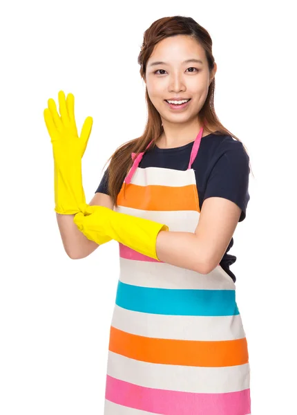 Gospodyni nosić rękawiczki z tworzyw sztucznych — Zdjęcie stockowe