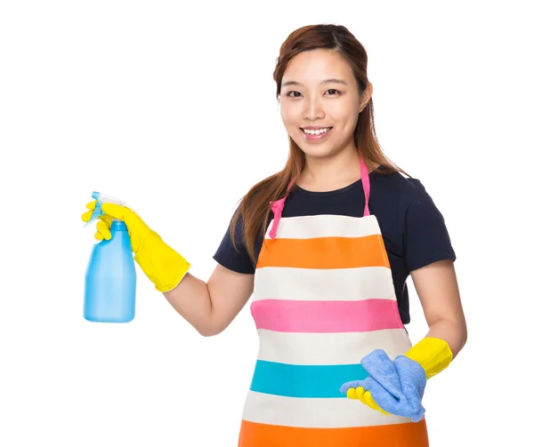 Gospodyni domowa przy użyciu szmata i detergentów spray — Zdjęcie stockowe