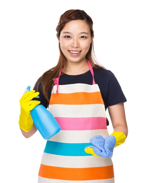 Hausfrau hält Lappen und Waschmittelspray in der Hand — Stockfoto