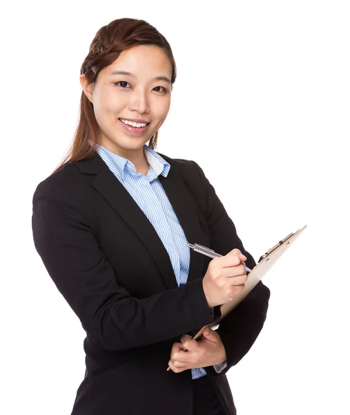 Businesswoman take note on clipboard — Stock Photo, Image
