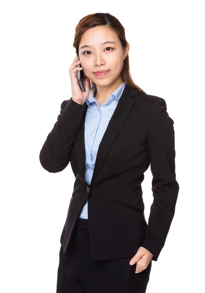 Mulher de negócios falar com o telefone móvel — Fotografia de Stock