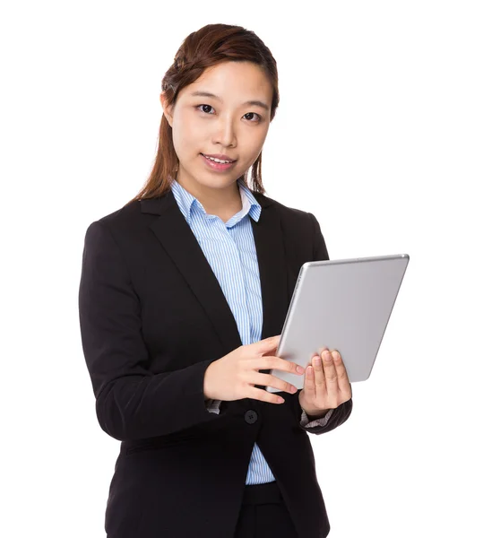 Businesswoman use of tablet — Stock Photo, Image